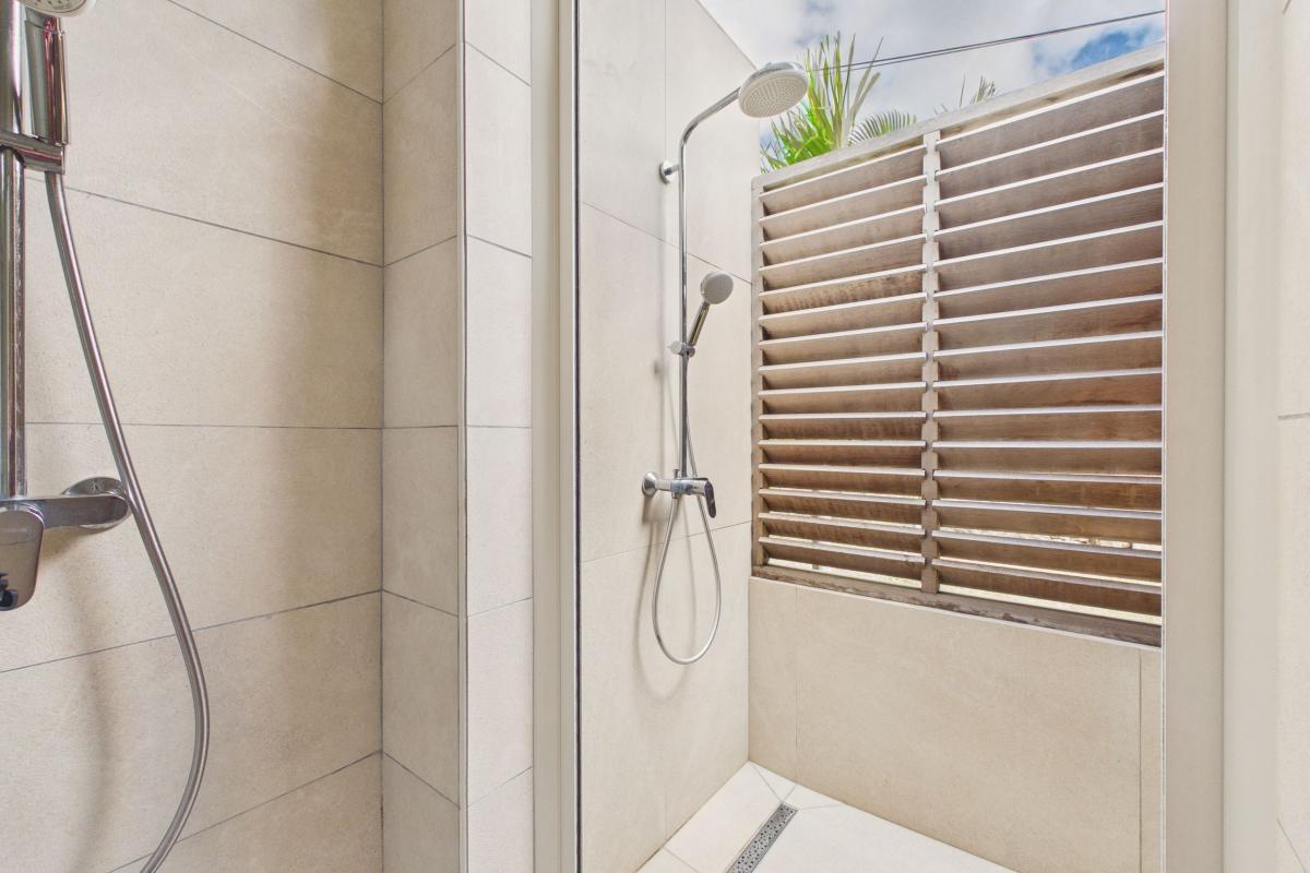 Location villa piscine 3 chambres diamant - chr 1 douche exterieure